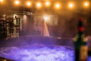 Romantic Cottage in the Veluwe for a Quiet Getaway in Nature Hot tub at night