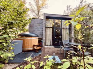 Cabin with private hottub tub outdoor area